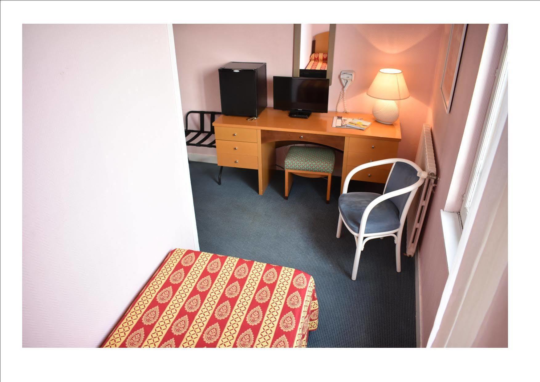 Logis Hotel Saint-Roch Pleumartin Экстерьер фото