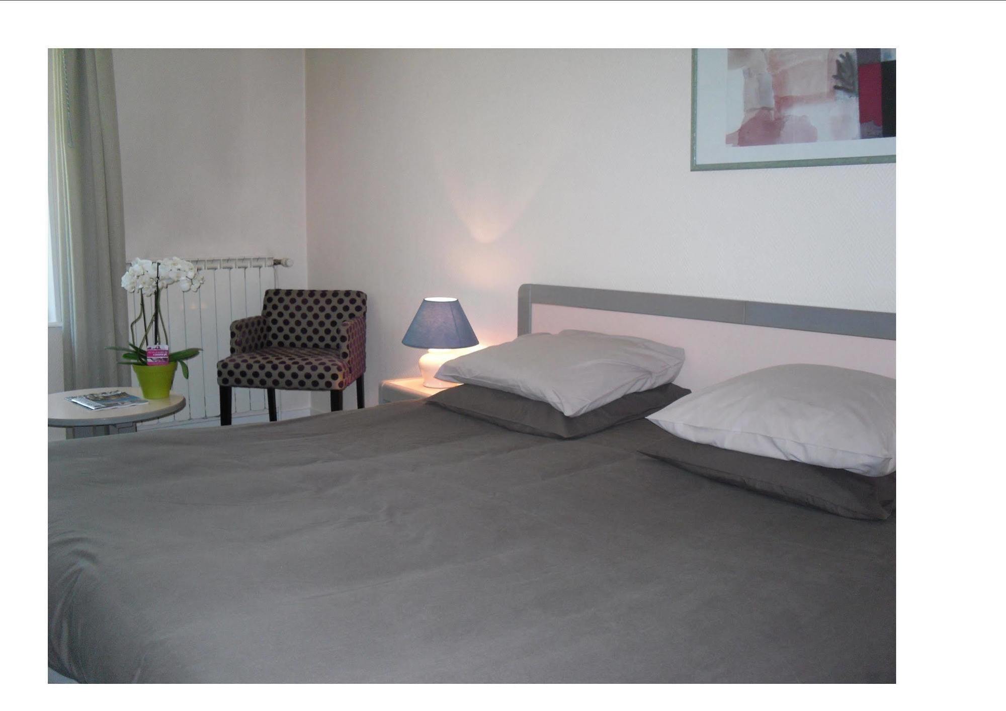 Logis Hotel Saint-Roch Pleumartin Экстерьер фото